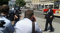 Ministr Ludvík ukazuje na tramvajové zastávce prostor označený dopravními... Ministr Ludvík ukazuje na tramvajové zastávce prostor označený dopravními...