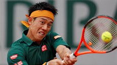 Japonec Kei Niikori zahrává úder v prvním kole French Open.