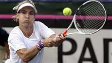 Bethanie Matteková-Sandsová returnuje v rozhodující tyhe v semifinále Fed...