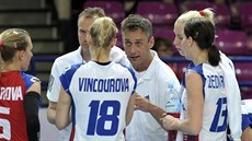 Trenér volejbalových reprezentantek Zdeněk Pommer rozmlouvá se svými... Trenér volejbalových reprezentantek Zdeněk Pommer rozmlouvá se svými...