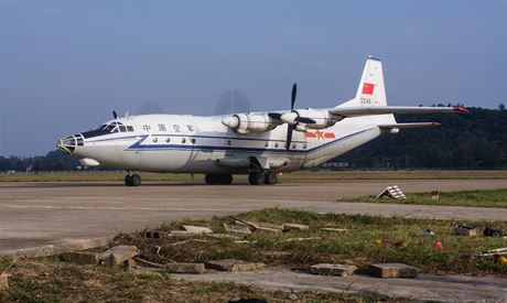 Shaanxi Y-8 je turbovrtulové letadlo ínské výroby