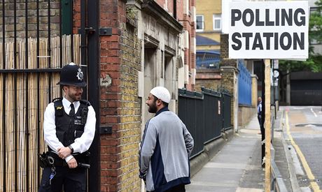 Volební místnost v londýnské tvrti Tower Hamlets (8. ervna 2017)