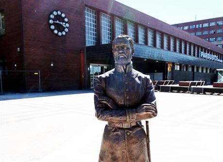 Nová socha stavitele eleznic Jana Pernera stojí ped pardubickým nádraím.