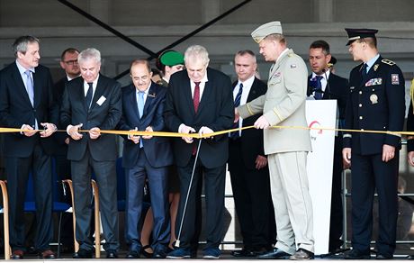 Zbrojní veletrh IDET na brnnském výstaviti ve stedu slavnostn zahájil eský...