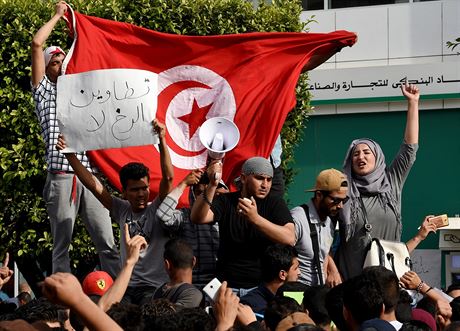 Demonstranty v Tatávínu podpoili i mladí lidé v metropoli Tunisu (22. kvtna...