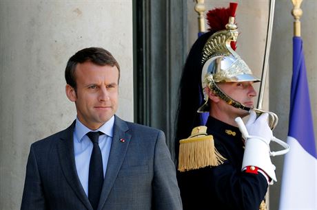 Francouzský prezident Emmanuel Macron ped Elysejským palácem v Paíi (6....