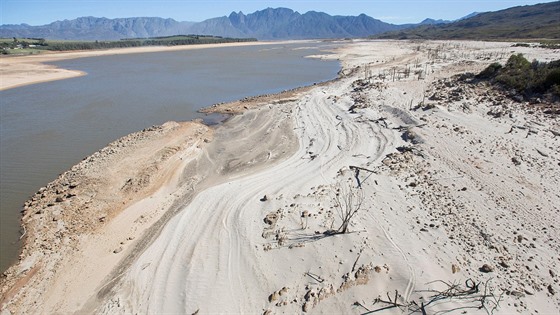 Nádr  Theewaterskloof u Kapského msta. (23.5. 2017)