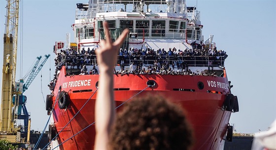 Lo se zachránnými migranty v italském pístavu (28. kvtna 2017)