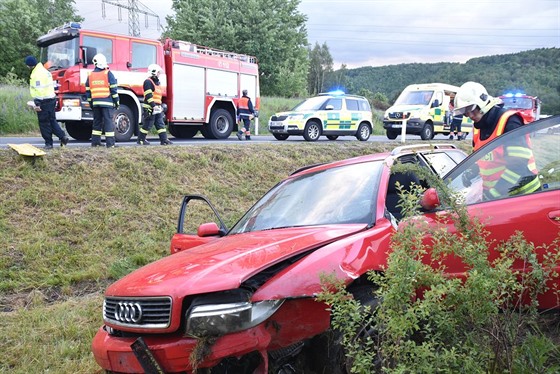 Na sjezdu z D6 na Loket havaroval idi, který ujídl ped celní správou.