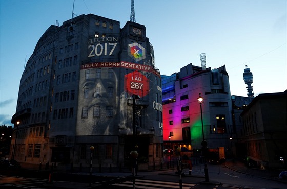 Londýané se probudili do pekvapiv jasného rána. V politické rovin se vak...