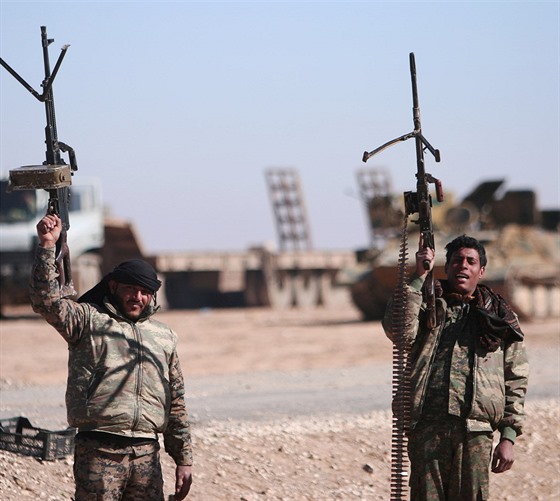 Bojovníci Syrských demokratických sil se chystají zaútoit na msto Rakká (3....