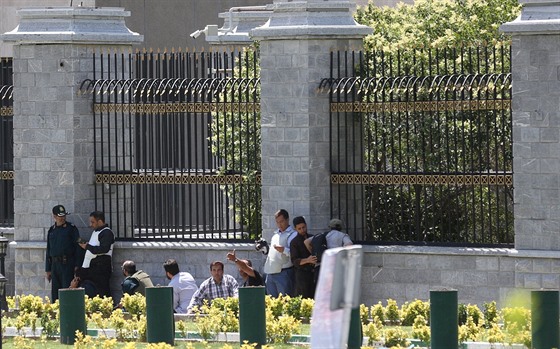 Íránci se kryjí ped stelbou, která se ozývala z budovy parlamentu v Teheránu...