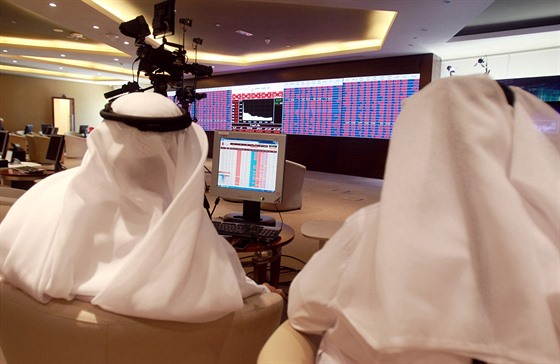 Obchodníci sledují monitory na katarské burze v Dauhá (5. ervna 2017).