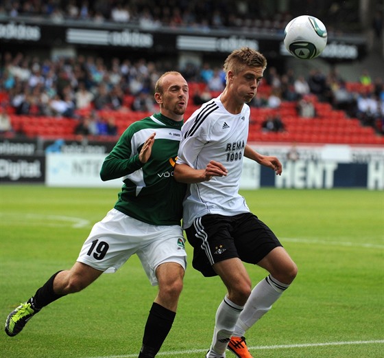 NOROVÉ DO PLZN. Útoník Markus Henriksen z Rosenborgu Trondheim (v bílém)...