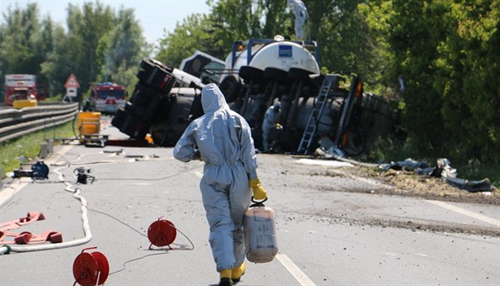 Havarovaná cisterna se zásobníkem plným chemikálie zablokovala na 21 hodin...