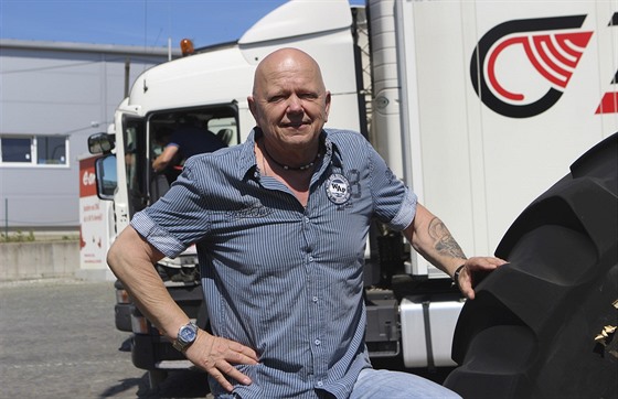 Tiaedesátiletý Ladislav Dvoáek jezdí s kamionem u pes tyicet let....