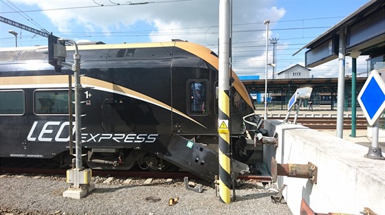 V Perov projel vlak jedoucí ze Starého Msta u Uherského Hradit návstidlo...