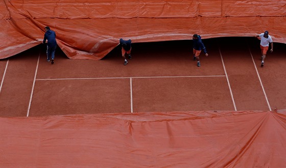 PRÍ. Dé nad Paíí nutí organizátory Roland Garros zakrýt antukové kurty. A...