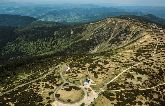 Vrbatova bouda v Krkonoích. Snímek je poízen z kabiny ultralehkého letadla...