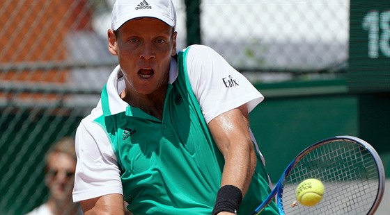 Tom Berdych v duelu s Rusem Karenem Chaanovem.