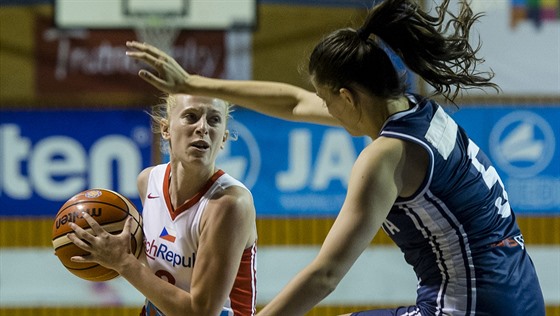 eská basketbalistka Petra Záplatová (vlevo) se snaí obejít Veroniku...