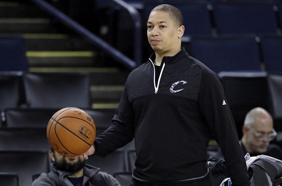 Tyronn Lue, trenér Clevelandu, na tréninku ped prvním finále.