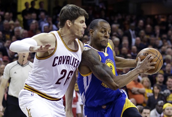 Kyle Korver (vlevo) z Clevelandu brání Andreho Iguodalu z Golden State.