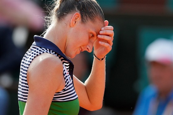 JAK NA NI? Karolína Plíková dumá v semifinále Roland Garros.