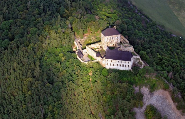 Do geoparku Barrandien by ml patit i hrad Toník