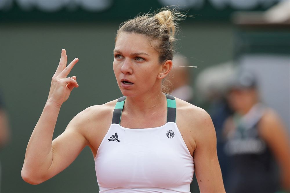 Simona Halepová slaví postup do tvrtfinále Roland Garros.