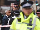 Londýnský starosta Sadiq Khan na míst útoku u London Bridge (5. ervna 2017)