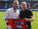 Daniel Kolá se vrátil do Plzn, po podpisu dvouleté smlouvy pózuje na stadionu...