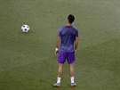 SPRCHA Cristiano Ronaldo z Realu Madrid pi rozcvice na finále Ligy mistr v...