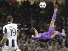 NَKY. Cristiano Ronaldo z Realu Madrid zkouí ve finále Ligy mistr parádu,...