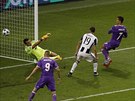 GÓLOVÁ AKCE. Cristiano Ronaldo z Realu Madrid stílí svj druhý gól v utkání...