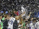 VÍTZNÉ TETNÍ. Fotbalisté Realu Madrid slaví triumf v Lize mistr.