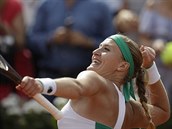 RADOST! Kristina Mladenoviov vyadila ve tvrtm kole French Open obhjkyni...