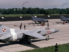 Polský MiG-23 a na stojánce MiGy-21