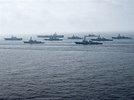 FLOTILA. Americké kiníky USS Carl Vinson a USS Ronald Reagan plují s...