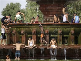 STUDENÁ KOUPEL. Indové se za horkého dne ochlazují ve fontán nedaleko...