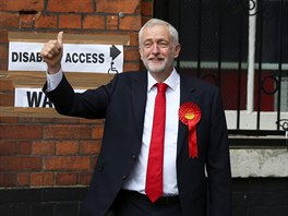 Ldr labourist Jeremy Corbyn vhodil hlas ve volebn mstnosti v londnskm...