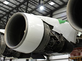 Aby se takto mohutný stroj dostal do vzduchu, potebuje est motor Pratt &...