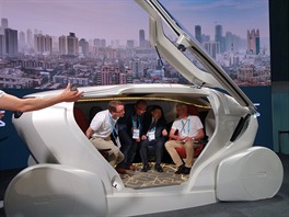 Návrh zcela autonomního vozu nazvaný InMotion má interiér, který ze uzpsobit...