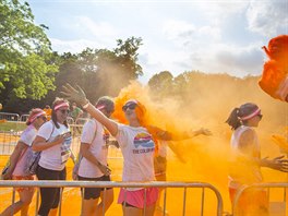 Barevný bh se inspiruje mimo jiné indickým svátkem Holi, jeho úastníci také...