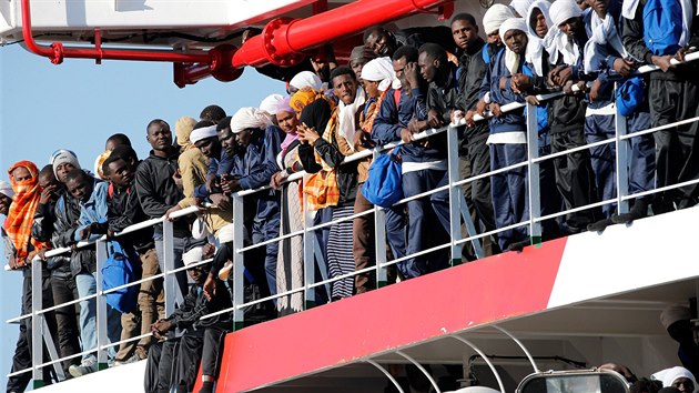 Zachrnn migranti na lodi v italskm pstavu (28.5. 2017)
