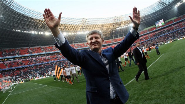 Prezident achtaru Donck Rinat Achmetov slav zisk ukrajinskho titulu (28. dubna 2013)