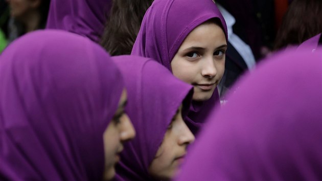 Piety za obti teroristickho toku na London Bridge a ve tvrti Borough Market se zastnila ada londnskch muslim (5. ervna 2017)