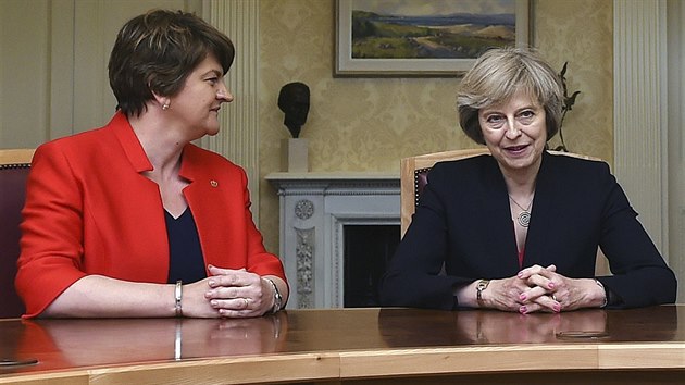 Britsk premirka Theresa Mayov (vpravo) a fka Demokratick unionistick strany Arlene Fosterov na archivnm snmku