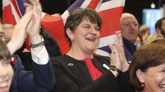 Pedsedkyn severoirsk Demokratick unionistick strany Arlene Fosterov sleduje prbn vsledky voleb (9. ervna 2017)
