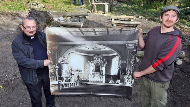 Loketsk far Ji Majkov a archeolog Filip Prekop dr historickou fotografii s pohledem do kostela sv. Michala v mst, odkud byla pozena. Improvizovan kostel byl vytvoen na pdorysu zklad kostela znienho po vlce armdou.